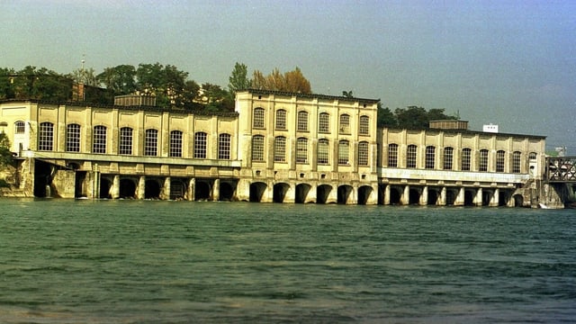 Hauptgebäude des Kraftwerks Rheinfelden im Rhein. Hauptgebäude des Kraftwerks Rheinfelden im Rhein.