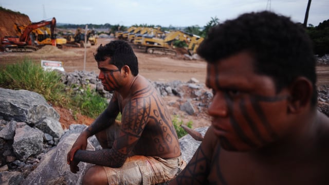 Zwei Indios aus dem Amazonas besetzen eine Baustelle. Zwei Indios aus dem Amazonas besetzen eine Baustelle.