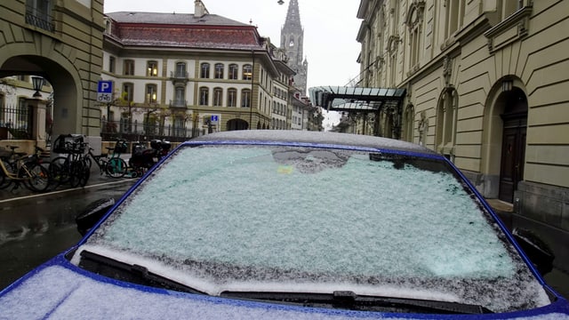 Schneereste auf einer Autoscheibe in Bern.