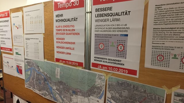 EIne Wand mit Pro Contra Argumenten auf Flugblättern EIne Wand mit Pro Contra Argumenten auf Flugblättern