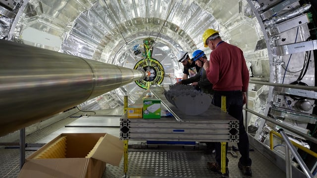 Mitarbeiter im Tunnel des Cern. Mitarbeiter im Tunnel des Cern.