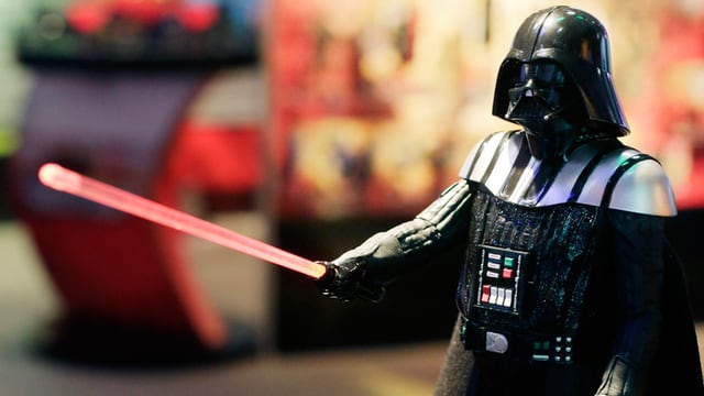 Schwarze Maske und Lichtschwert: Darth Vader. Schwarze Maske und Lichtschwert: Darth Vader.