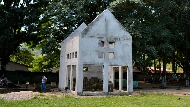 die Baustelle eines Hauses in einer Wiese die Baustelle eines Hauses in einer Wiese