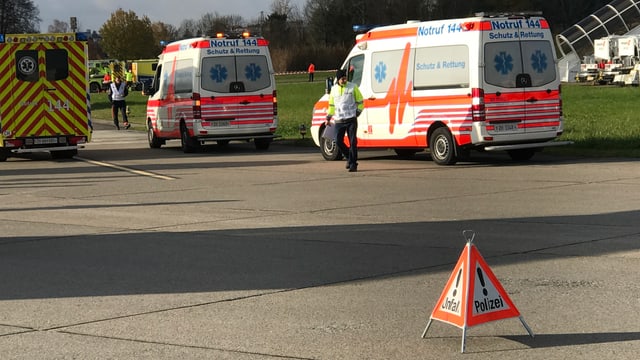 Krankenwagen und Polizeiauto im Einsatz Krankenwagen und Polizeiauto im Einsatz