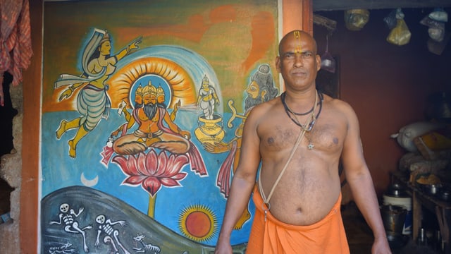 Viele indische Dorfbewohner glauben, dass psychisch Kranke von Dämonen besessen sind und suchen deshalb Hilfe beim lokalen Gunia, dem traditionellen Heiler. Viele indische Dorfbewohner glauben, dass psychisch Kranke von Dämonen besessen sind und suchen deshalb Hilfe beim lokalen Gunia, dem traditionellen Heiler.