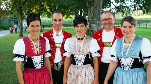 Eine fünfköpfige Gruppe posiert mit Appenzeller-Trachten für ein Foto. Eine fünfköpfige Gruppe posiert mit Appenzeller-Trachten für ein Foto.