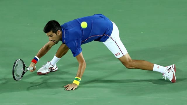 Novak Djokovic fällt auf dem Terrain fast hin