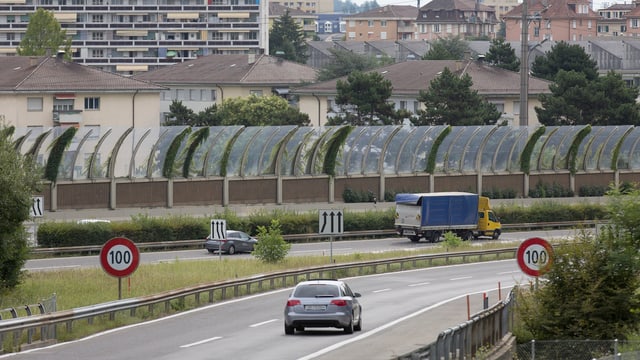 Eine Lärmschutzwand auf der Autobahn. Eine Lärmschutzwand auf der Autobahn.