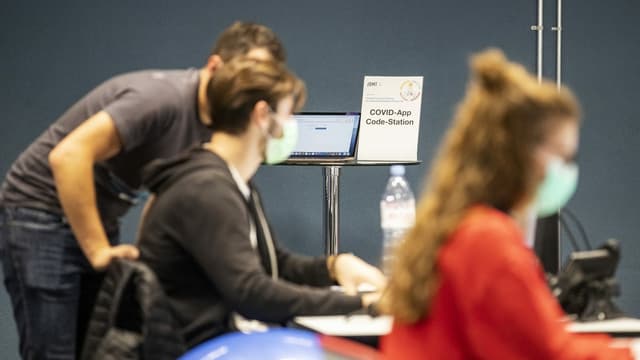 Menschen am telefonieren. Menschen am telefonieren.