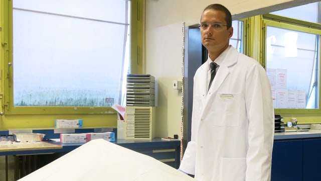 Christian Jackowski, Direktor des Instituts für Rechtsmedizin der Uni Bern, an seinem Arbeitsplatz im Untersuchungssaal. Christian Jackowski, Direktor des Instituts für Rechtsmedizin der Uni Bern, an seinem Arbeitsplatz im Untersuchungssaal.