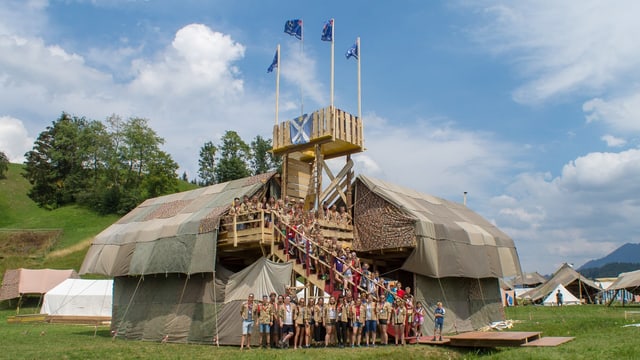 Die Pfadi Malters steht am Kantonslager «LUpiter 18» vor einer hohen Konstruktion aus Holz und Zeltblachen. Die Pfadi Malters steht am Kantonslager «LUpiter 18» vor einer hohen Konstruktion aus Holz und Zeltblachen.