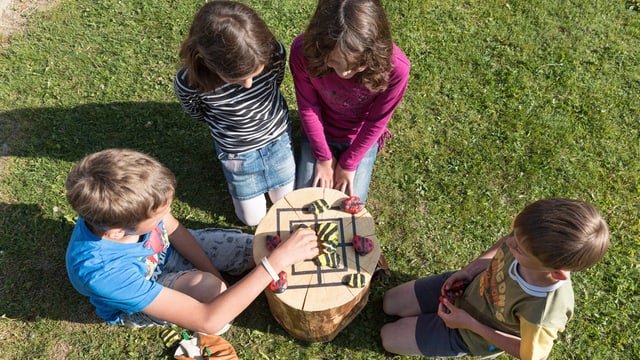 Vier Kinder versammelt um ein Spiel. Vier Kinder versammelt um ein Spiel.