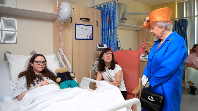 Die Königin im Spital bei einem Opfer des Anschlags. Die Königin im Spital bei einem Opfer des Anschlags.