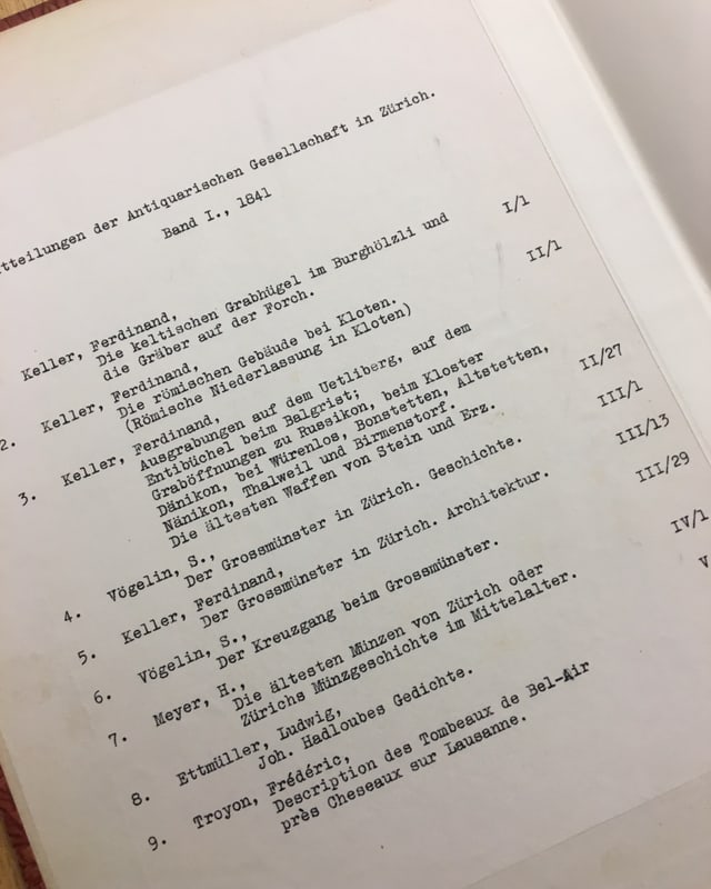 Ein weisses Blatt, darauf in Schreibmaschinenschrift ein Inhaltsverzeichnis abgetippt. Ein weisses Blatt, darauf in Schreibmaschinenschrift ein Inhaltsverzeichnis abgetippt.