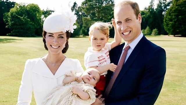Herzogin Catherine, Prinzessin Charlotte, Prinz Gerog und Prinz William posieren für ein Foto. Herzogin Catherine, Prinzessin Charlotte, Prinz Gerog und Prinz William posieren für ein Foto.