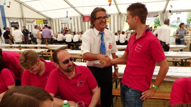 foto da gruppa en la tenda da festa