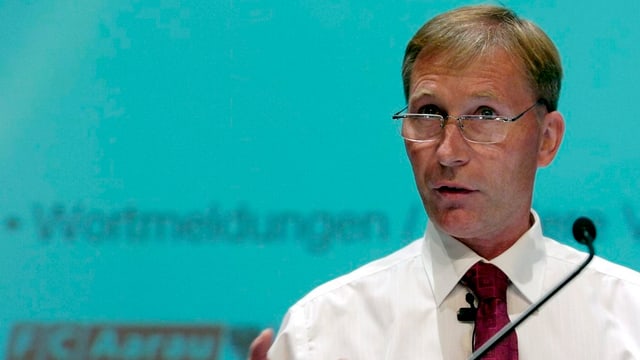 FC Aarau Präsident Alfred Schmid referiert vor einem Mikrofon an einer Medienkonferenz FC Aarau Präsident Alfred Schmid referiert vor einem Mikrofon an einer Medienkonferenz