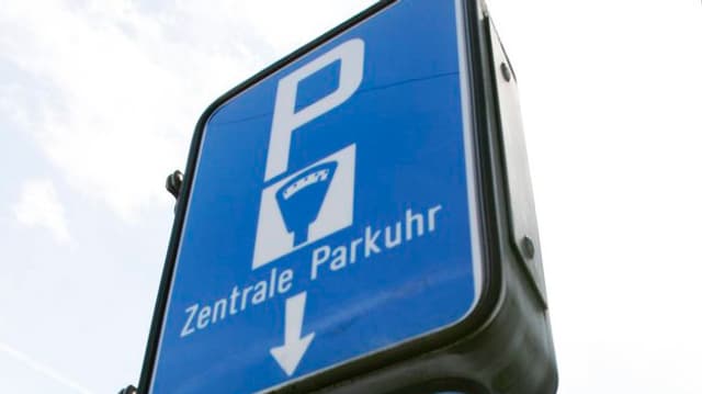 Schild mit der Aufschrift Zentrale Parkuhr Schild mit der Aufschrift Zentrale Parkuhr