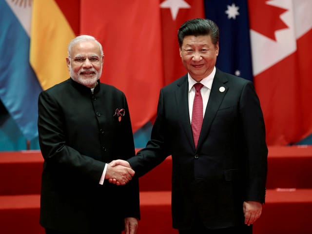 Händeschütteln zwischen Indiens Premierminister Modi (links) und Chinas Präsident Xi Händeschütteln zwischen Indiens Premierminister Modi (links) und Chinas Präsident Xi