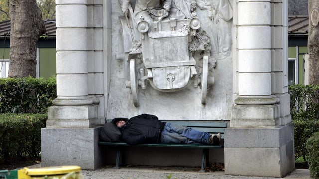 Mann ohne zu Hause schläft auf einer Bank. Mann ohne zu Hause schläft auf einer Bank.