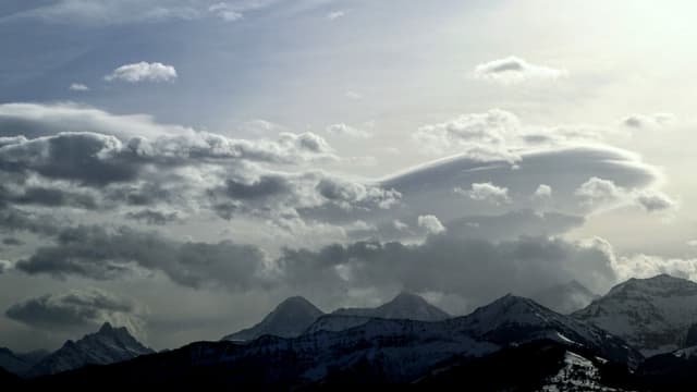 Blick von Reutigen zu den Berner Alpen. Blick von Reutigen zu den Berner Alpen.