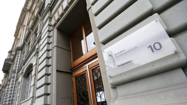 Eine Türe mit einem Schild «Stadt Bern». Eine Türe mit einem Schild «Stadt Bern».
