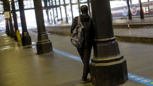 Mann allein auf Bahnsteig Mann allein auf Bahnsteig