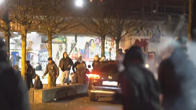 Schwarz vermummte Personen und schwarzer Personenwagen. Schwarz vermummte Personen und schwarzer Personenwagen.