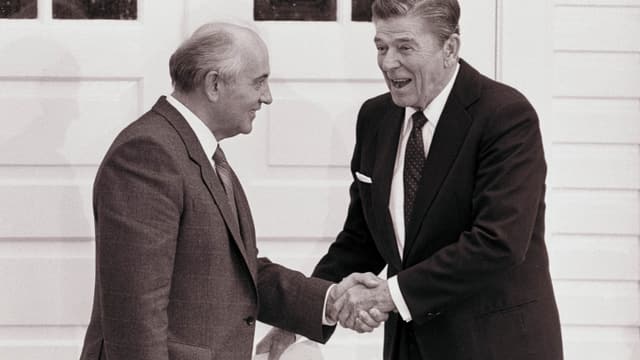 Gorbatschow und Reagan schütteln sich die Hände. Gorbatschow und Reagan schütteln sich die Hände.
