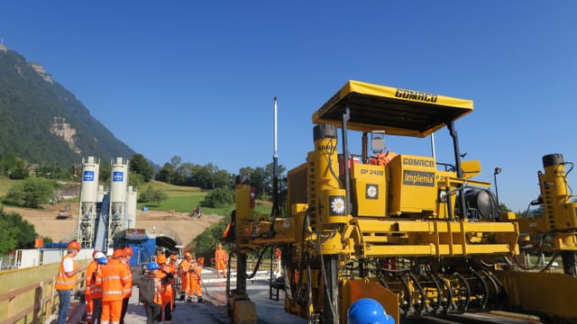 Baumaschine und Zuschauer Baumaschine und Zuschauer