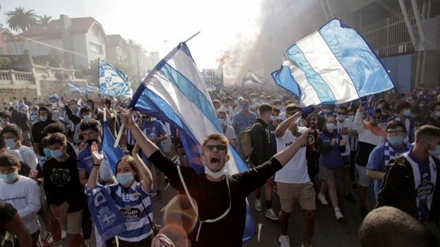 Fans von Deportivo versammeln sich Stunden vor dem Anpfiff vor dem Stadion. Fans von Deportivo versammeln sich Stunden vor dem Anpfiff vor dem Stadion.