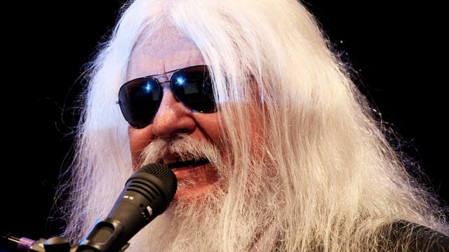 Leon Russell vor Mikrofon Leon Russell vor Mikrofon