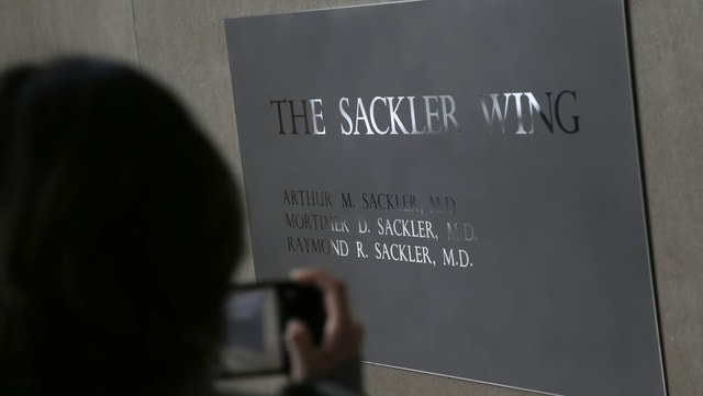 Die Sackler-Familie steht im Zuge der Opioid-Krise stark in der Kritik – auch in der Schweiz. Die Sackler-Familie steht im Zuge der Opioid-Krise stark in der Kritik – auch in der Schweiz.