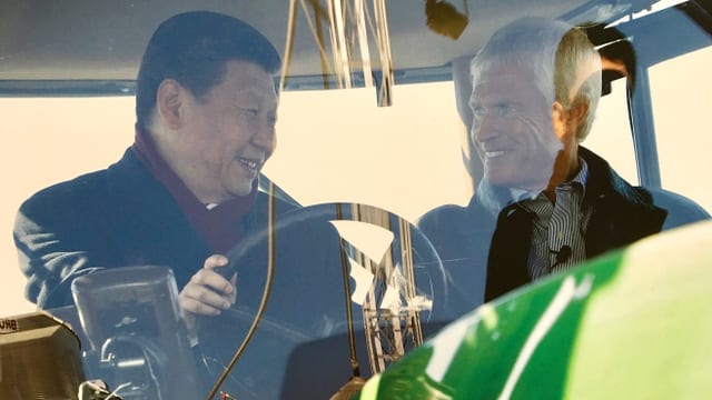 Sojabohnen-Farmer Rick Kimberley und Xi Jinping im Traktor. Sojabohnen-Farmer Rick Kimberley und Xi Jinping im Traktor.