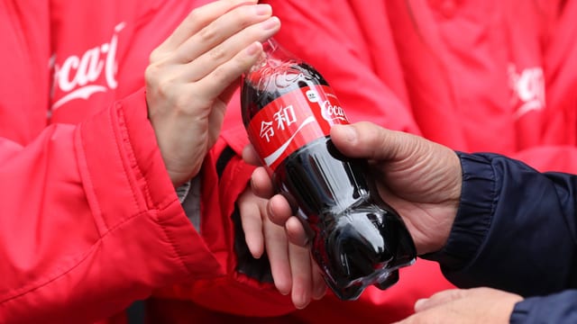 Coca-Cola-Flasche mit japanischer Aufschrift. Coca-Cola-Flasche mit japanischer Aufschrift.