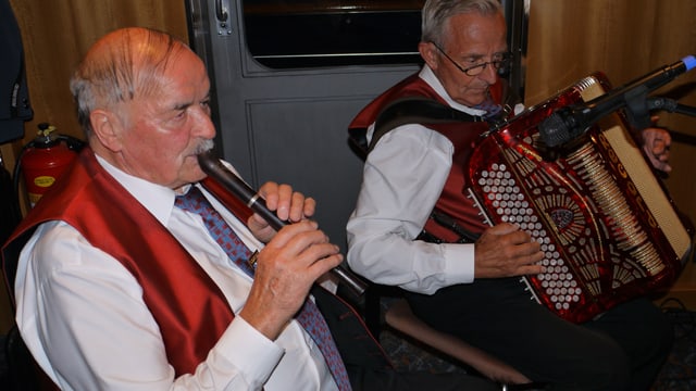 Zwei Volksmusikanten mit Blockflöte und Akkordeon. Zwei Volksmusikanten mit Blockflöte und Akkordeon.
