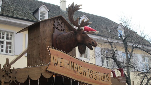 Elchkopf auf einem Weihnachtsmarktstand Elchkopf auf einem Weihnachtsmarktstand