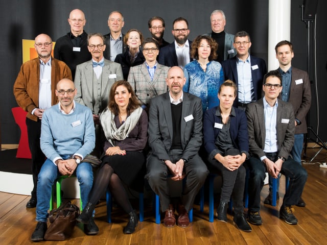 Achtzehn Menschen auf Gruppenbild