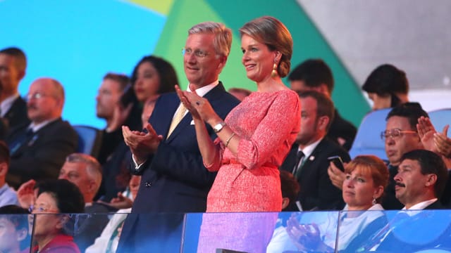 König Philippe von Belgien mit Königin Mathilde klatschen im Publikum
