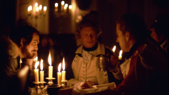Stanley Kubrick mit zwei Schauspielern auf dem Set von «Barry Lyndon». Stanley Kubrick mit zwei Schauspielern auf dem Set von «Barry Lyndon».