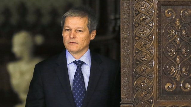 Dacian Ciolos tritt aus einer reich verzierten Tür im Präsidentenpalast. Dacian Ciolos tritt aus einer reich verzierten Tür im Präsidentenpalast.