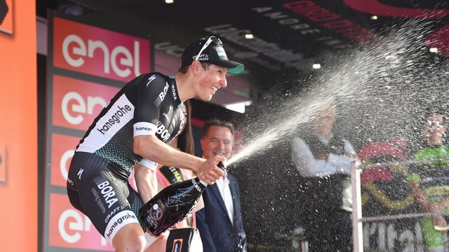 Lukas Pöstlberger schüttelt eine Champagnerflasche. Lukas Pöstlberger schüttelt eine Champagnerflasche.