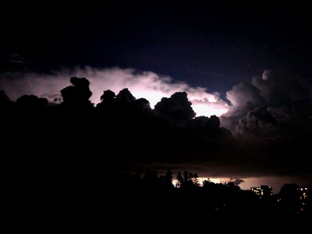 Hell erleuchtete Wolken.