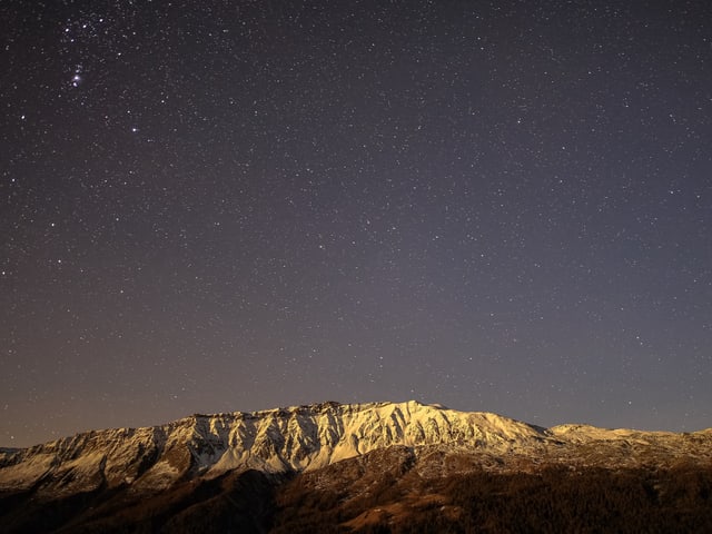1000de von Sternen am Himmel. Weisse Berge darunter.