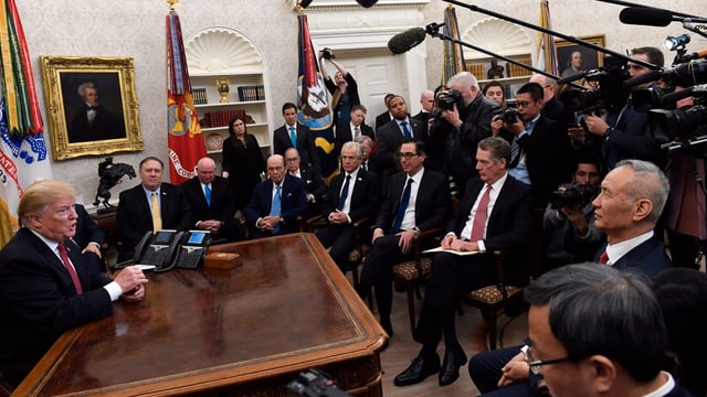 Donald Trump und Liu He sprechen vor den Medien Donald Trump und Liu He sprechen vor den Medien