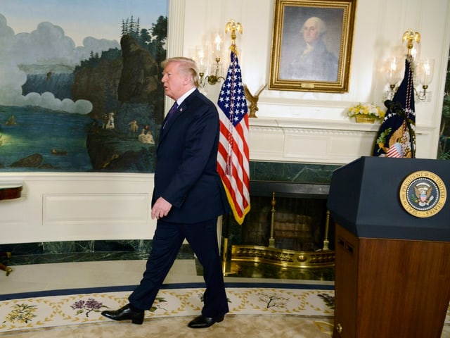 Trump läuft weg. Trump läuft weg.