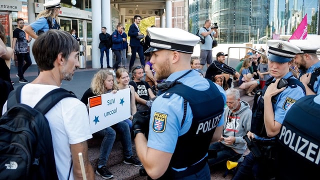 Polizisten bei IAA-Protest Polizisten bei IAA-Protest