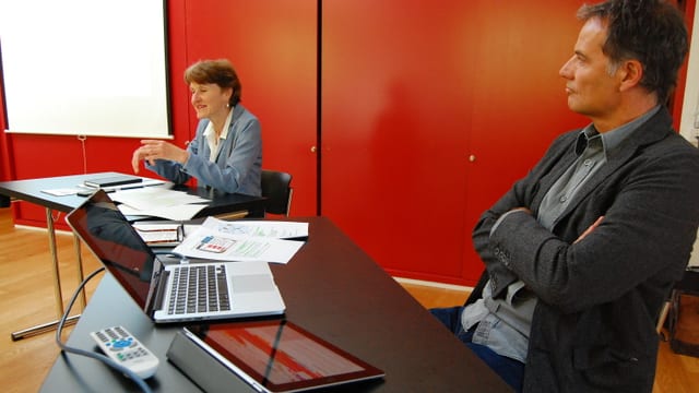 Mann und Frau am Tisch mit Laptops. Mann und Frau am Tisch mit Laptops.