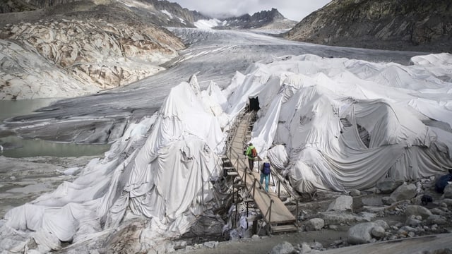 Wanderer auf dem Rhonegletscher. Wanderer auf dem Rhonegletscher.