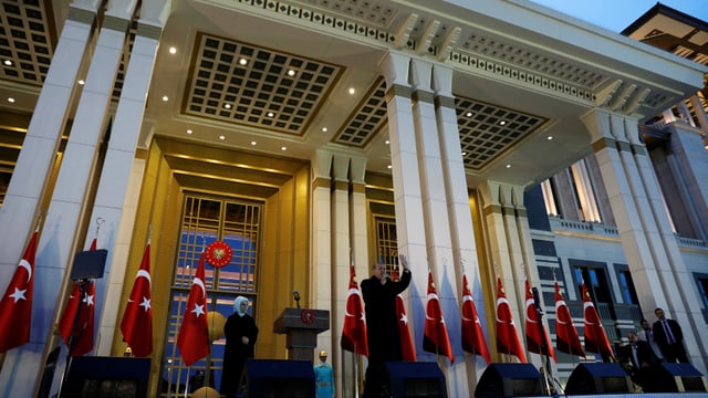 Erdogan spricht vor seinem Palast zu seinen Anhängern, auch seine Frau ist da. Erdogan spricht vor seinem Palast zu seinen Anhängern, auch seine Frau ist da.